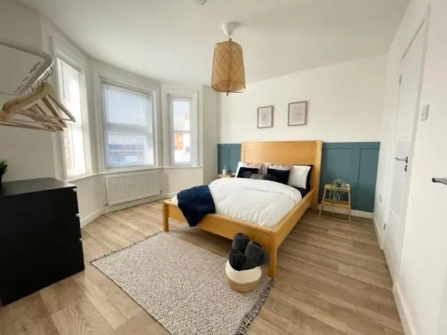Spacious Coastal Stay In Central Location