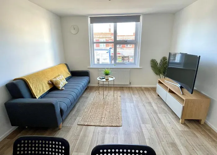 Spacious Coastal Stay In Central Location