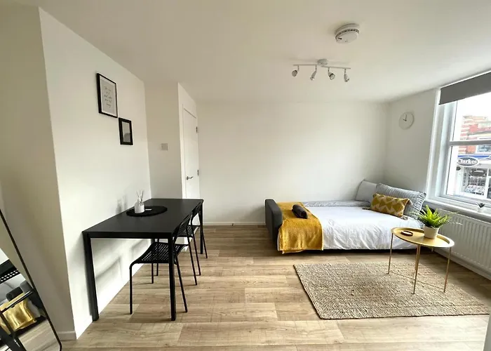 Spacious Coastal Stay In Central Location