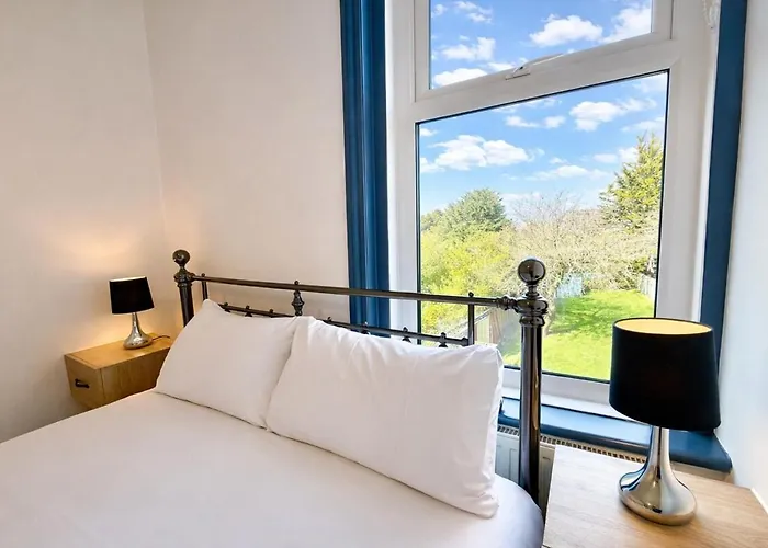 Garden View Beach Apartment - Sleeps 4 - Free Parking - Walk To Beach